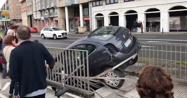Un coche acaba empotrado en la entrada para peatones del parking de Orzán, en A Coruña
