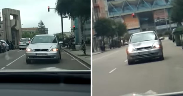 Graban a un conductor conduciendo marcha atrás por varias calles de Vigo