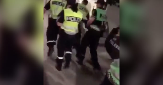 Se lo llevan detenido entre varios policías y él se pone a cantar el 'I Believe I Can Fly'