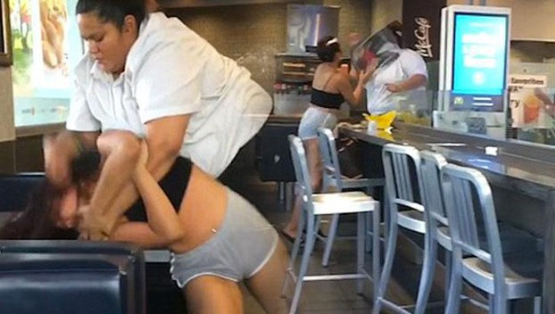 La paliza de una empleada de McDonald's a una clienta