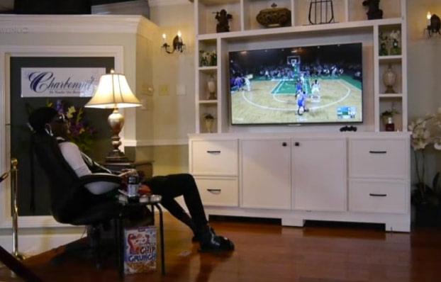 Un fan de los Boston Celtics fue velado sentado en un sillón jugando a la consola con la camiseta de su equipo