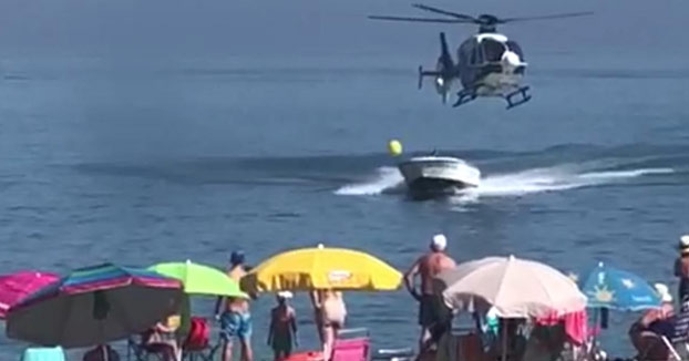 Un helicóptero de la Policía persigue la lancha de un narco en la playa de Sabinillas