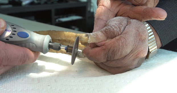 El hombre con las uñas más largas del mundo decide cortárselas después de 66 años. Este es el momento en el que se las cortan