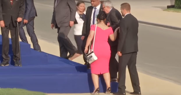 Jean-Claude Juncker llegando para la foto de familia de la cumbre de la OTAN