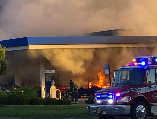 Olvida sacar el surtidor de gasolina de su furgoneta y quema un Lamborghini