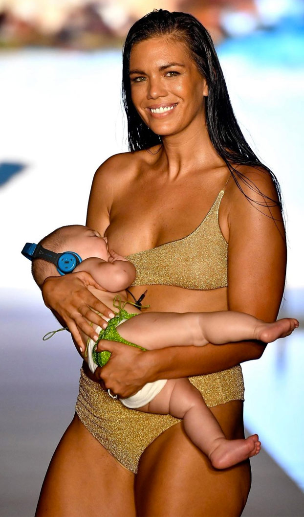 La modelo de trajes de baño Mara Martin amamantó a su hija mientras que desfilaba [Vídeo]