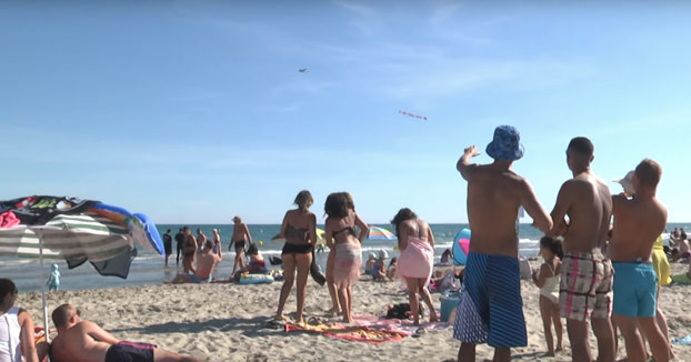 El mensaje de Remi Gaillard a los turistas desde una avioneta