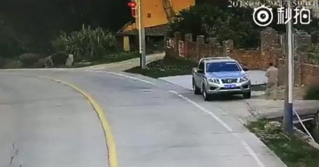 Sale de casa y entra en el coche para ir a trabajar, cuando de repente...