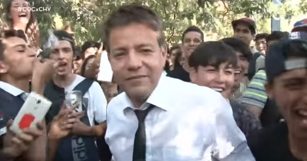 El reportero Pablo Zúñiga cubre una marcha a favor de la marihuana y termina muy feliz en directo