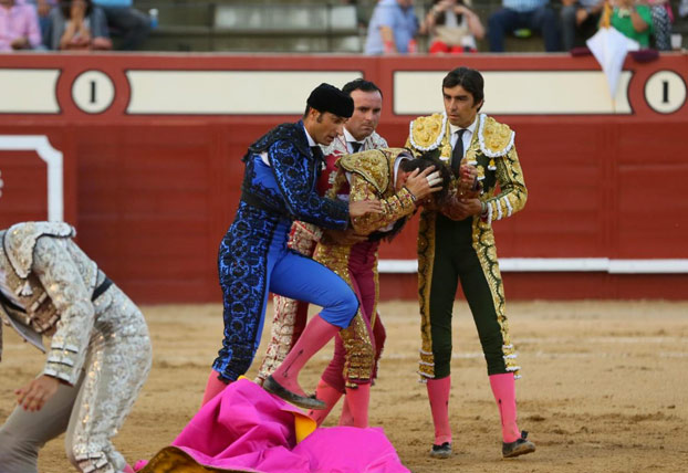 Un toro arranca parte del cuero cabelludo a Juan José Padilla durante su corrida en Arévalo [Vídeo]