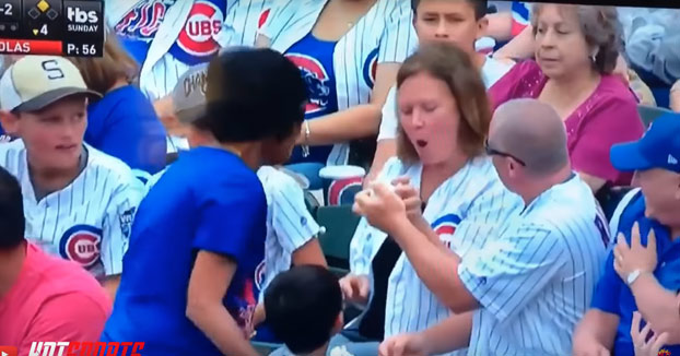 La pelota era para el niño pero el hombre de detrás la agarra y se la regala a su mujer