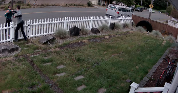 Pilla a un joven intentando robarle la bicicleta que tenía en el jardín de su casa