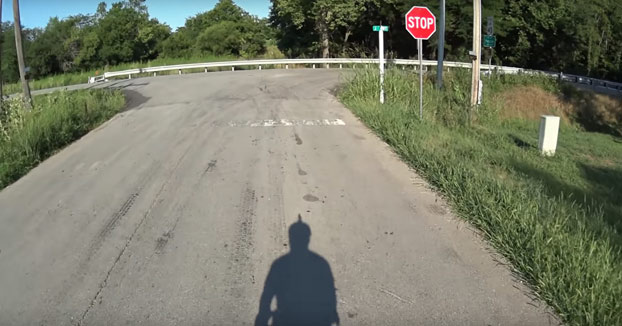 Cuando vas tranquilamente en bicicleta y te atropella un policía distraído con el móvil