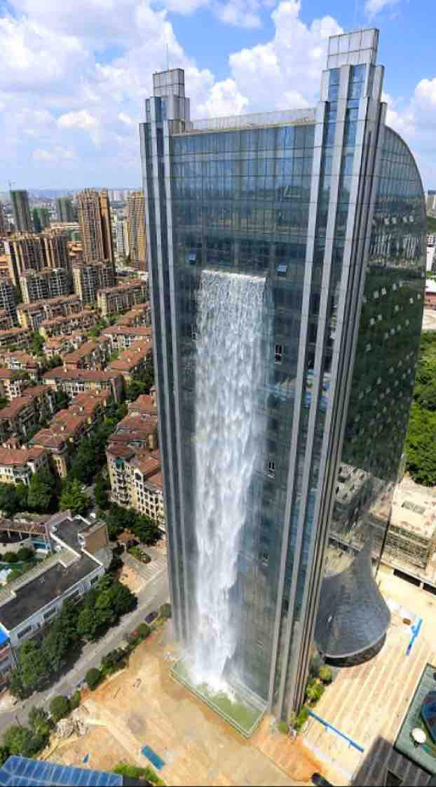 Este rascacielos en China tiene una cascada de 108 metros de altura