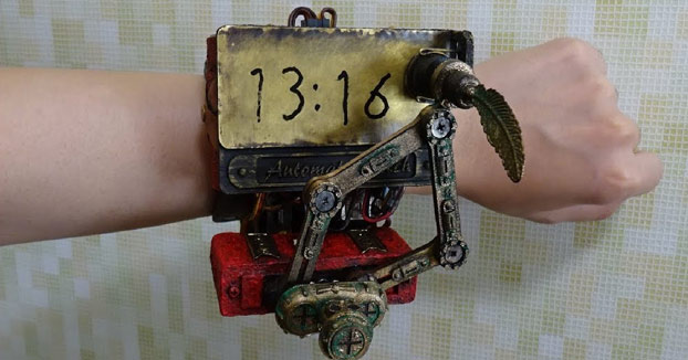 Un reloj de pulsera estilo steampunk que escribe la hora