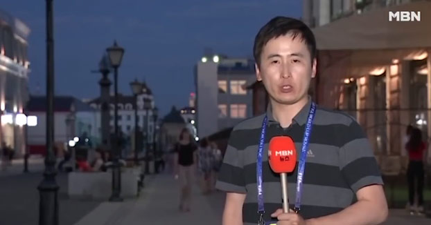 Reportero coreano es besado por chicas rusas durante una conexión en directo desde el Mundial