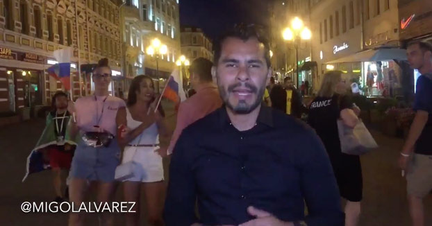 Reportero mexicano en directo desde Moscú cuando aparecen dos chicas, lo abrazan y le dan besos