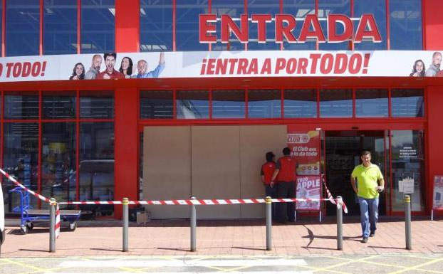 Revientan la puerta de Media Markt en Valladolid y se llevan todo tipo de móviles y cámaras