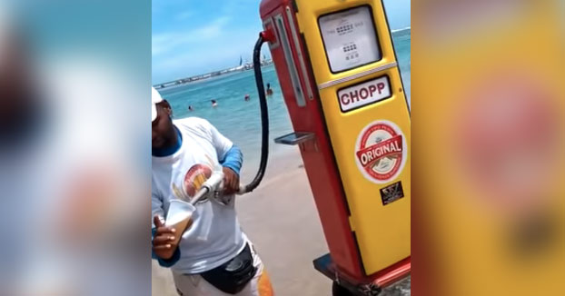 No estaría mal que en las playas hubiese surtidores de cerveza como este