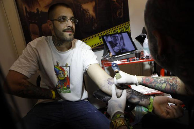 Un asturiano se tatúa en el antebrazo la cara de Mariano Rajoy: ''Es un ídolo de masas''