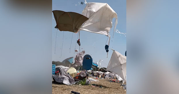 Se forma un tornado en el festival y se lleva todas las tiendas de campaña volando por los aires