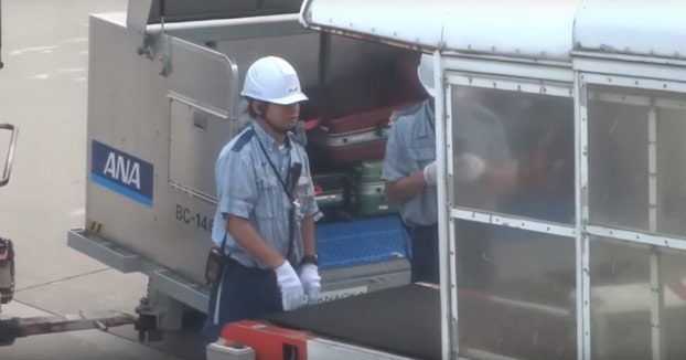 El gran trabajo de estos empleados con el equipaje en un aeropuerto de Japón