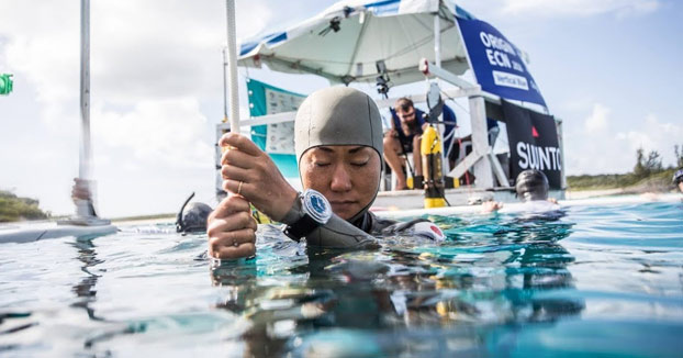 La japonesa Sayuri Kinoshita bate el récord mundial de inmersión a pulmón libre