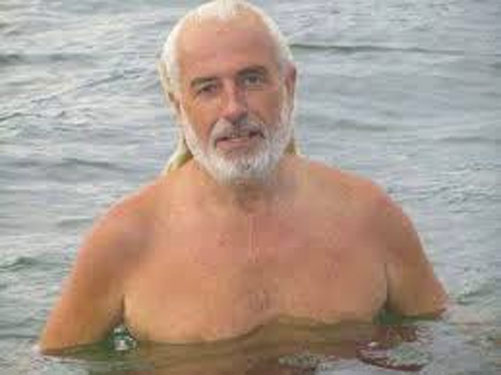 Yane Petkov, 64 años: Récord del mundo nadando dentro de un saco atado de pies y manos