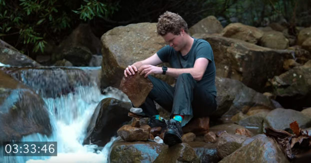 Decidió aprender a equilibrar piedras y documentó su progreso en este vídeo