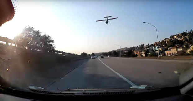 Una avioneta realiza un aterrizaje de emergencia en una concurrida autopista de California