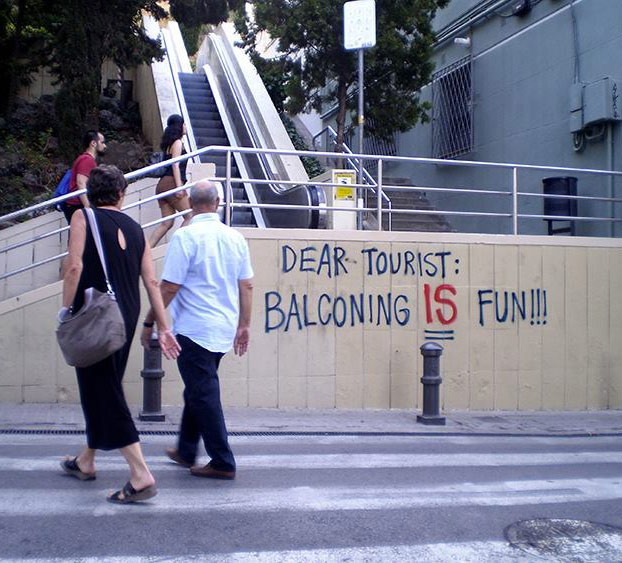 Aparecen carteles y pintadas en Barcelona animando a los turistas a practicar 'balconing'
