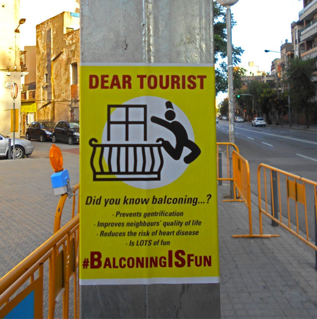 Aparecen carteles y pintadas en Barcelona animando a los turistas a practicar 'balconing'