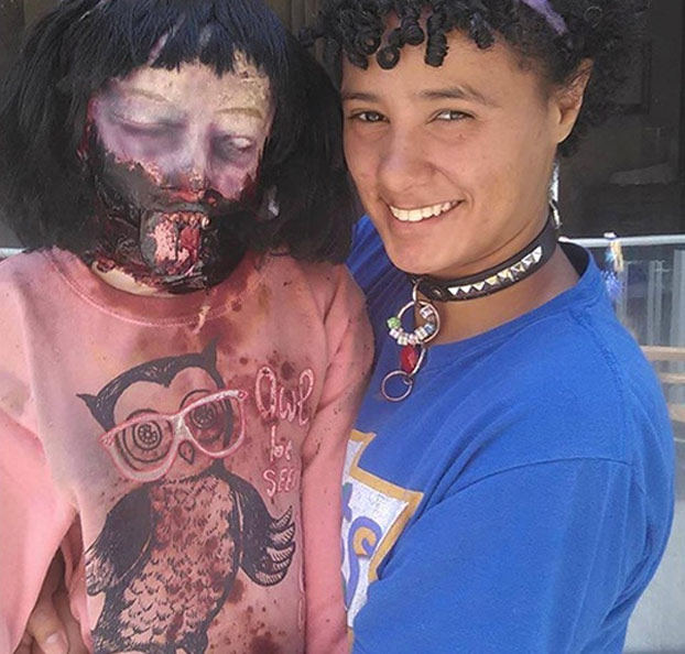 ''Ella me hace feliz y la amo''. La joven de 19 años que se va a casar con su muñeca zombie