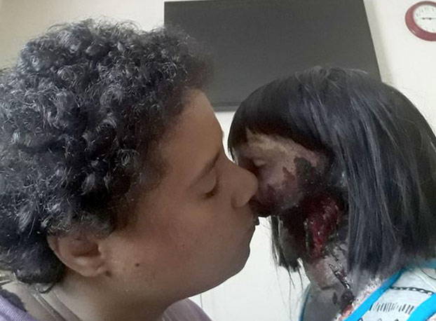 ''Ella me hace feliz y la amo''. La joven de 19 años que se va a casar con su muñeca zombie