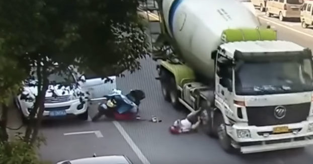 Un camión hormigonera pasa por encima de la cabeza de una motorista y sobrevive gracias al casco