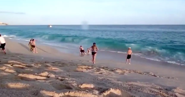 Casi se masca la tragedia en la orilla de la playa