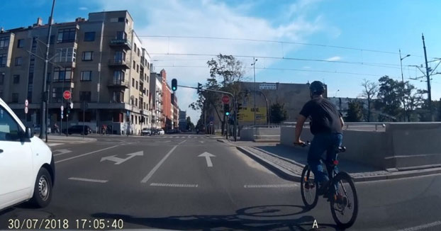 El ciclista no ve el tranvía y este se lo acaba llevando por delante