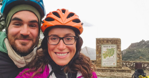 Pareja de ciclistas millennials se acercan al territorio de ISIS para demostrar que 'los humanos son amables' y mueren apuñalados