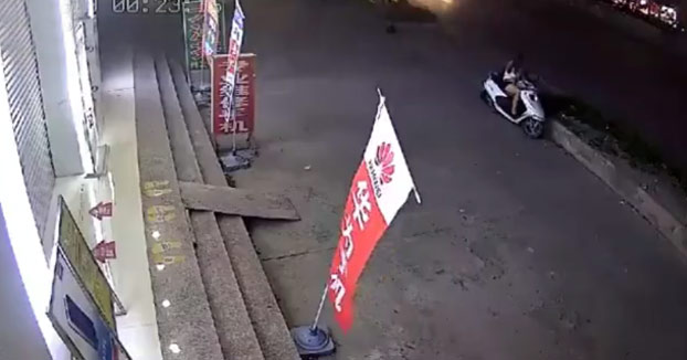 Una mujer sale volando por los aires cuando un coche choca contra ella
