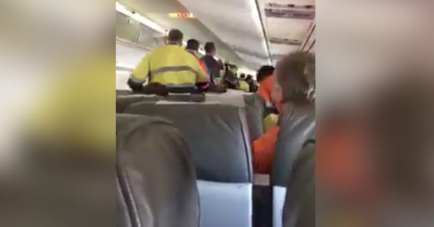 Así es cómo se debe de bajar de un avión