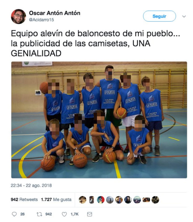 ''Equipo alevín de baloncesto de mi pueblo... la publicidad de las camisetas, una genialidad''