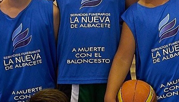 ''Equipo alevín de baloncesto de mi pueblo... la publicidad de las camisetas, una genialidad''