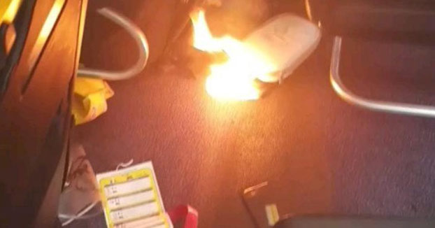 Caótico desalojo de un avión de Ryanair al incendiarse una batería externa en el interior