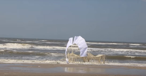 Uminami, la nueva escultura de Theo Jansen propulsada por el viento