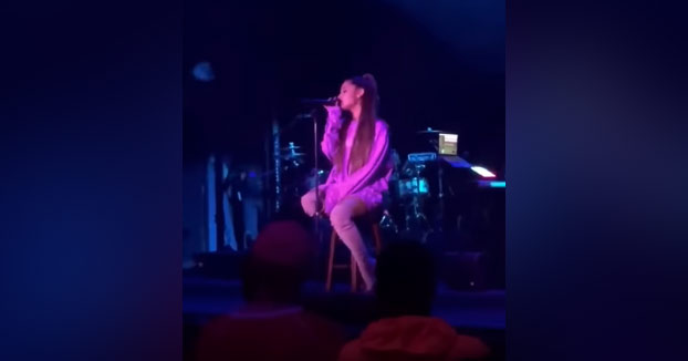 Un fan grita a Ariana Grande que empiece de nuevo la canción ''porque no estaba grabando'' y ella le hace caso