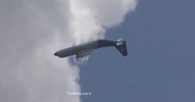 Un avión Hercules C-130J haciendo un loop completo