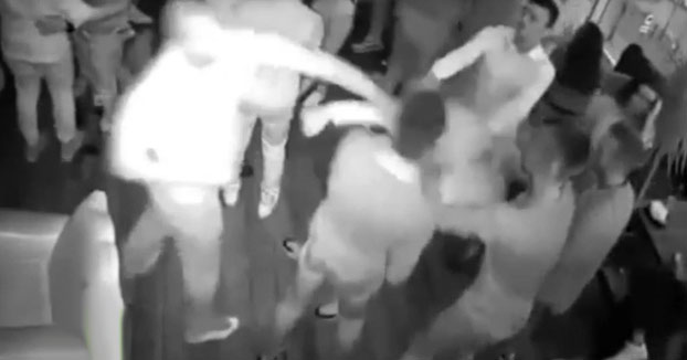 Un hombre noquea a seis jóvenes en una discoteca rusa