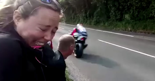 Reacciones de los espectadores que están viendo la carrera Isla de Man TT