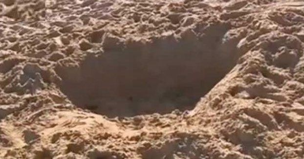 Un joven se ahoga en un hoyo que cavó en la arena en una playa de Francia