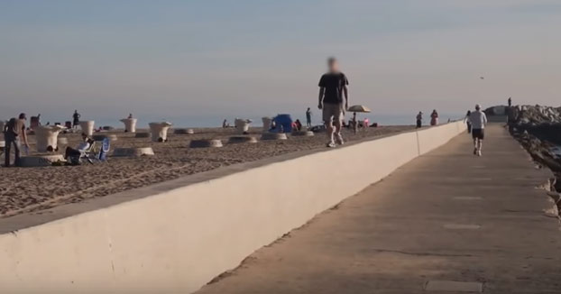 Seguro que no volverá a ir caminando por el muro de la playa